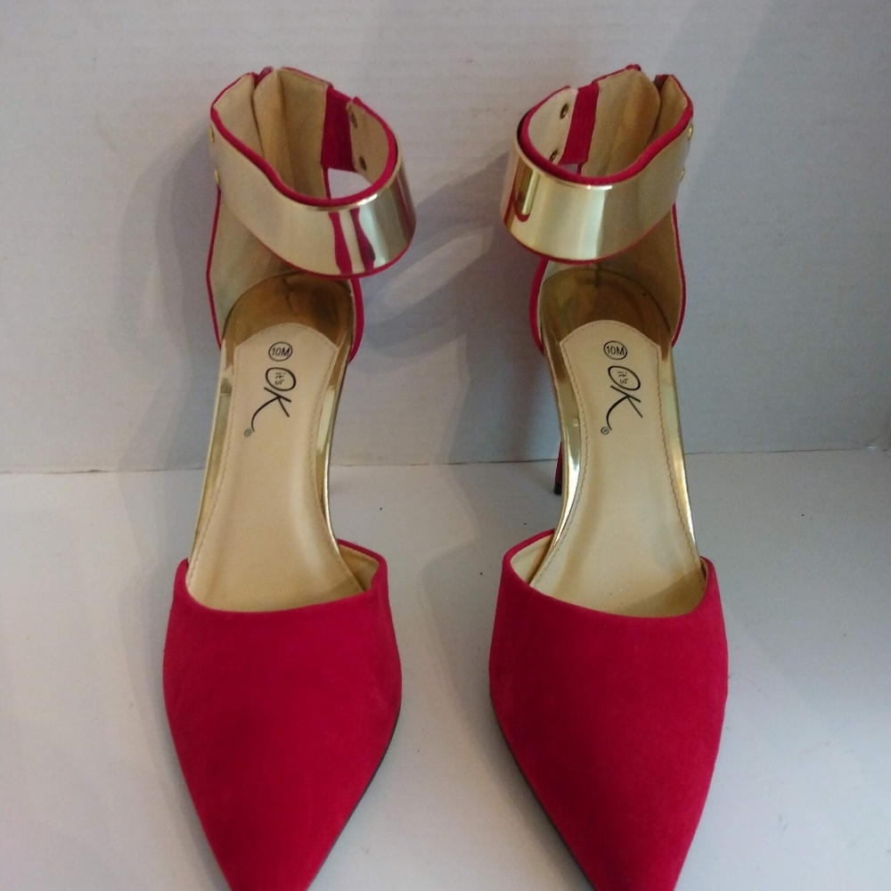 its OK Velour/Gold Pointed Toe Heel